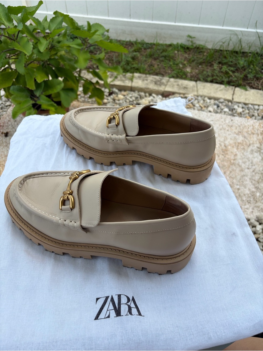 Geox Men’s Beige Patent Leather Lug-Sole Loafers with Gold Bit